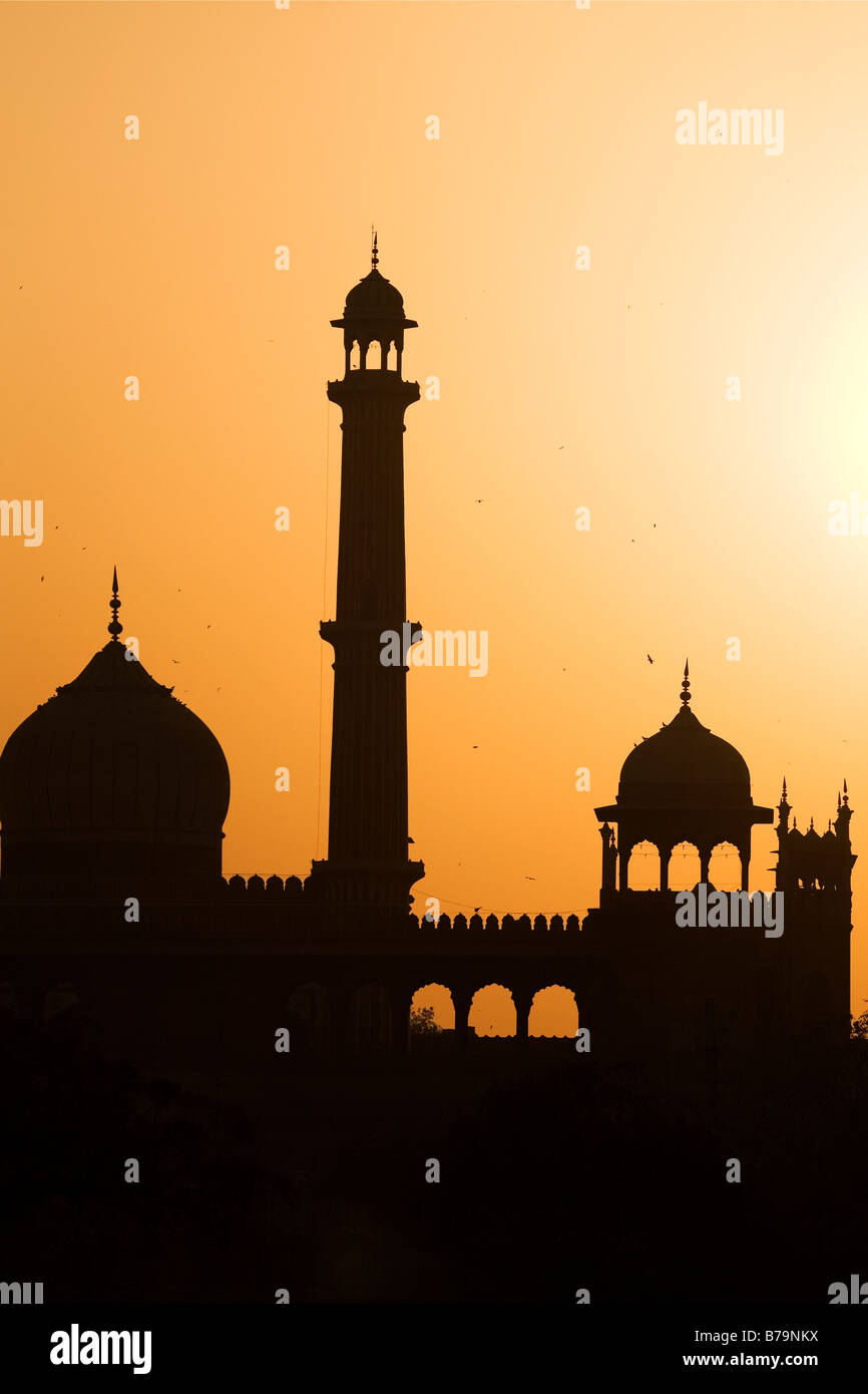 Coucher de soleil sur la Jama Masjid à Delhi, en Inde. La Jama Masjid est la plus grande mosquée de l'Inde et a été commandé par Shah Jahan. Banque D'Images