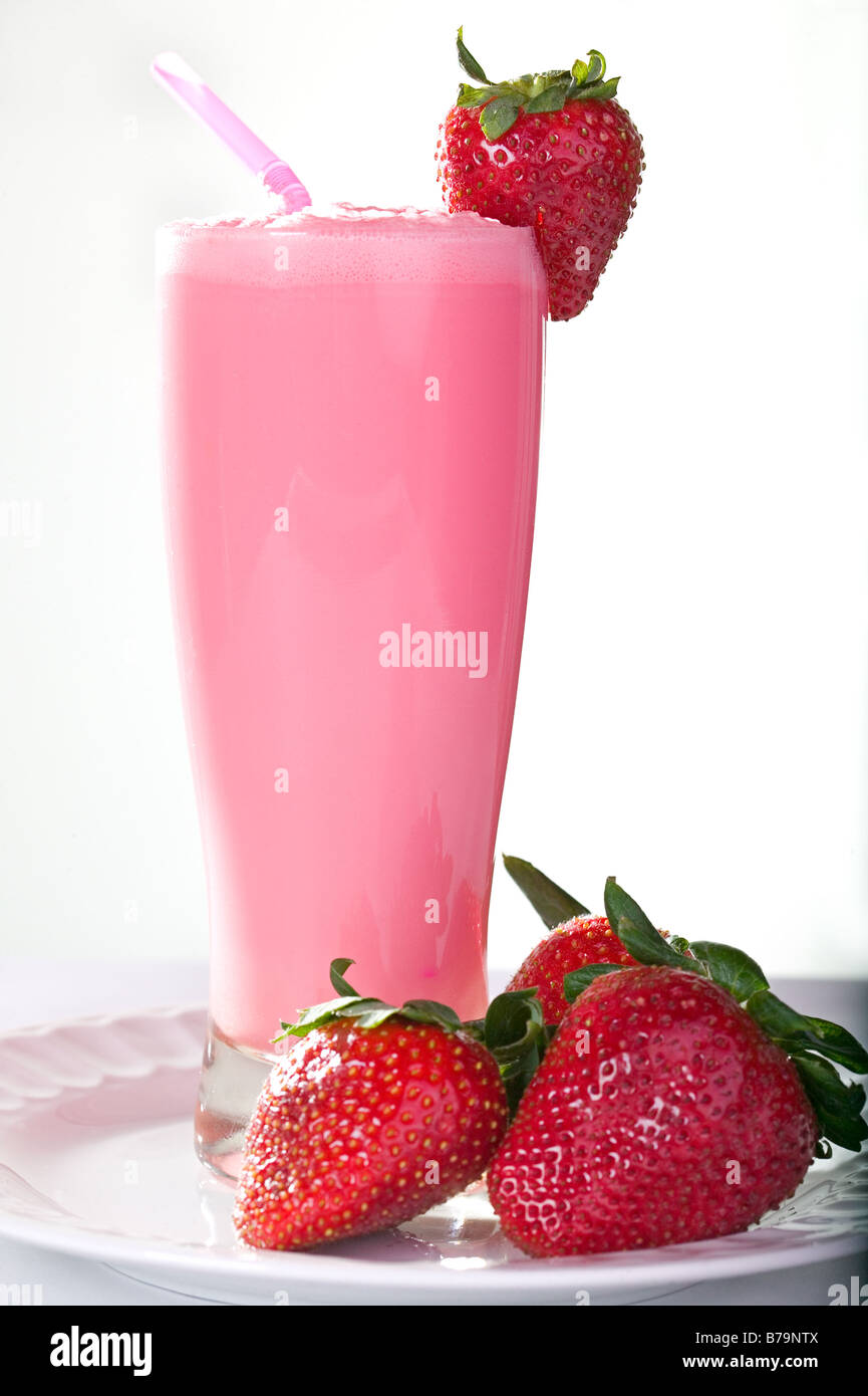 Un Smoothie aux fraises fraises entouré par Banque D'Images