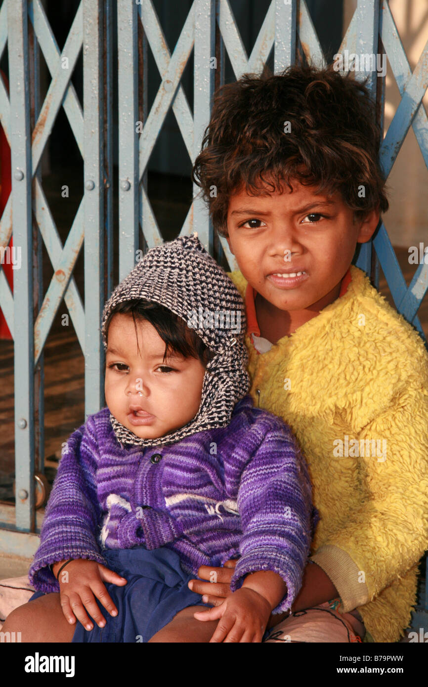 Une jeune fille et sa petite sœur qui l'attendaient à l'école de leurs volets fermés dans le village de Moka, Madhya Pradesh, Inde Banque D'Images