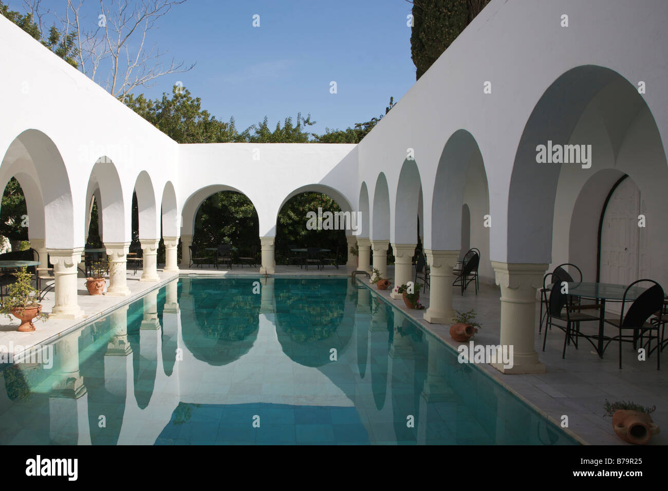 Piscine et coin repas, entourant la Villa Sebastian, Hammamet, Tunisie, Afrique du Nord Banque D'Images