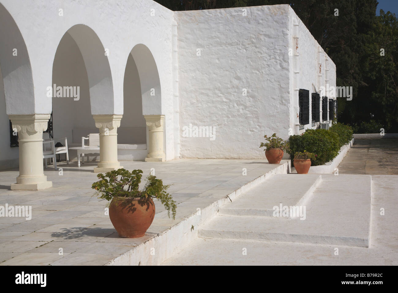 Terrasse donnant sur le jardin de la Villa Sebastian, Hammamet, Tunisie Banque D'Images