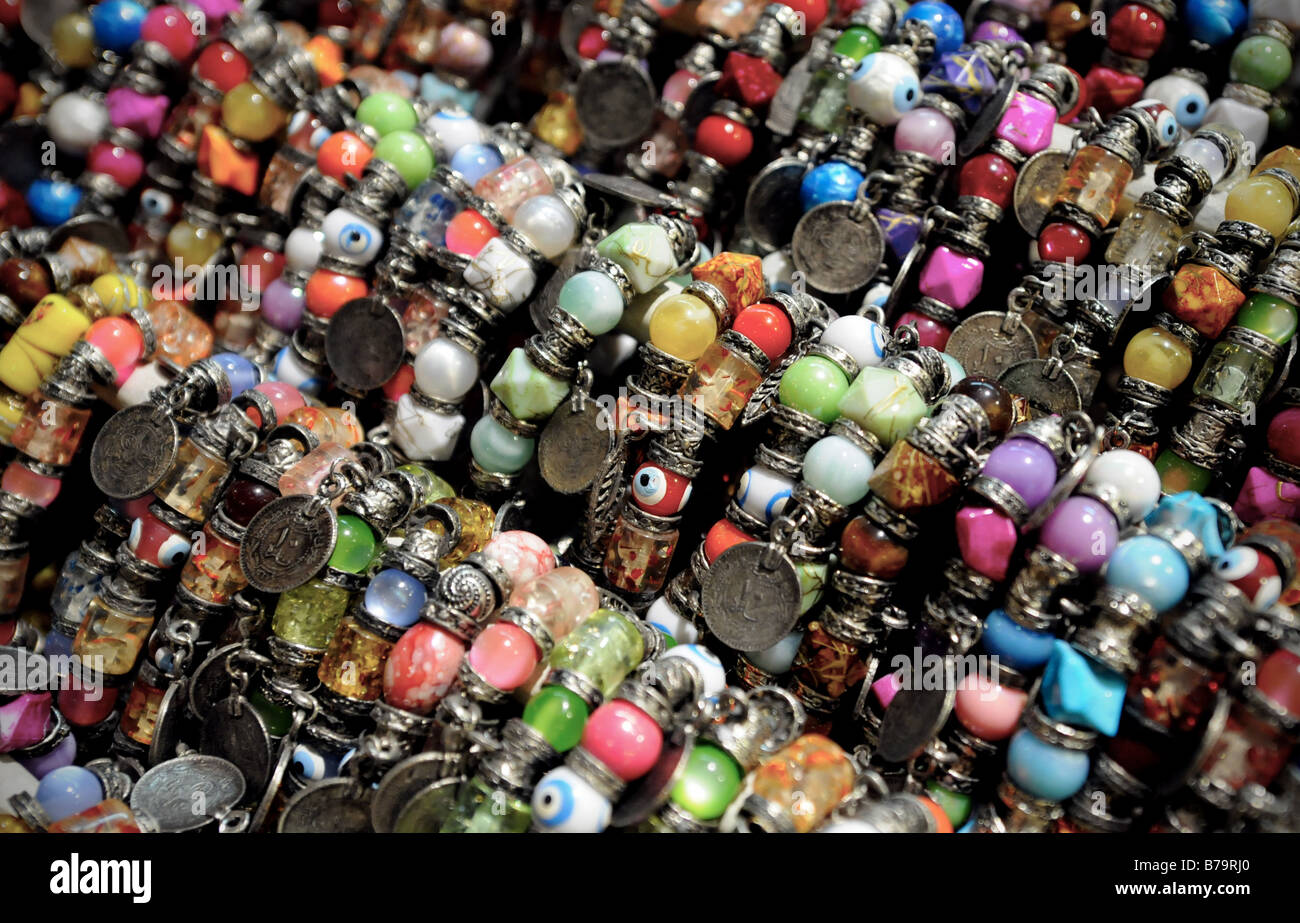 Bracelets en perles colorées à la vente dans le Grand Bazar (Kapali Carsi) à Istanbul, Turquie. Banque D'Images