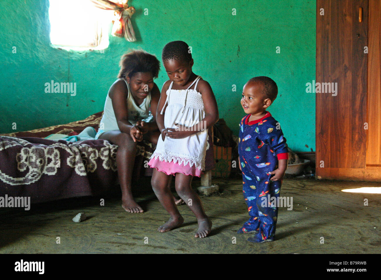 Enfants jouant Xhosa, Coffee Bay, Afrique du Sud Banque D'Images