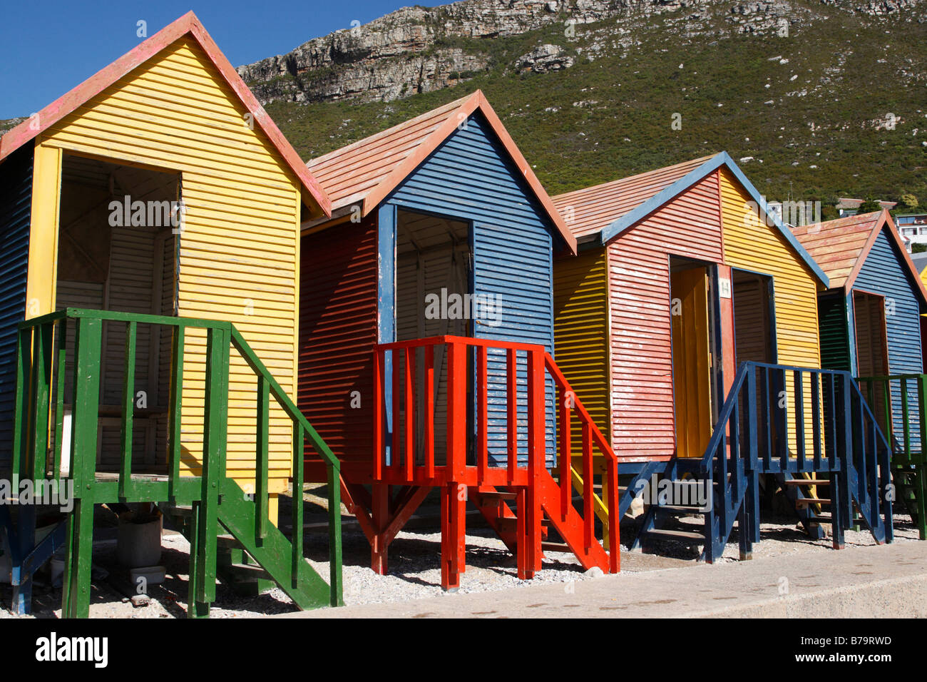 Cabines de plage de style victorienne colorée sur St James piscine plage près de simonstown péninsule du Sud Afrique du Sud Banque D'Images