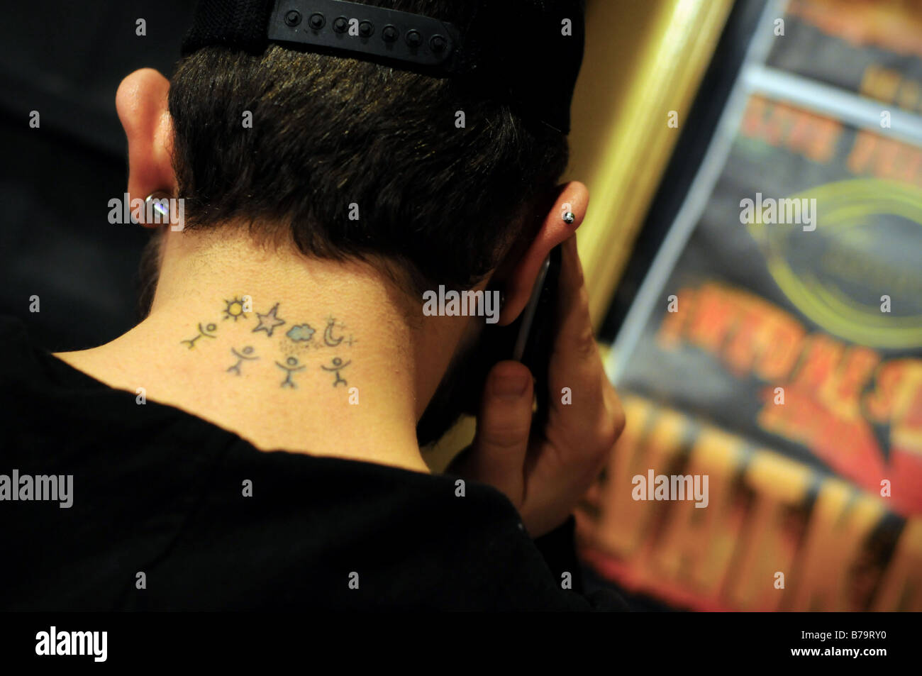 Un tatouage sur le cou d'un jeune homme turc de Tunel, Istanbul, Turquie. Banque D'Images