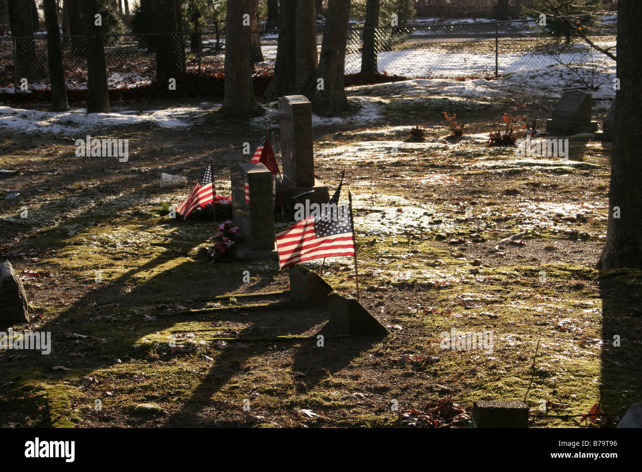 Cimetière dans la lumière du soleil du soir avec USA Les drapeaux sur les tombes Banque D'Images