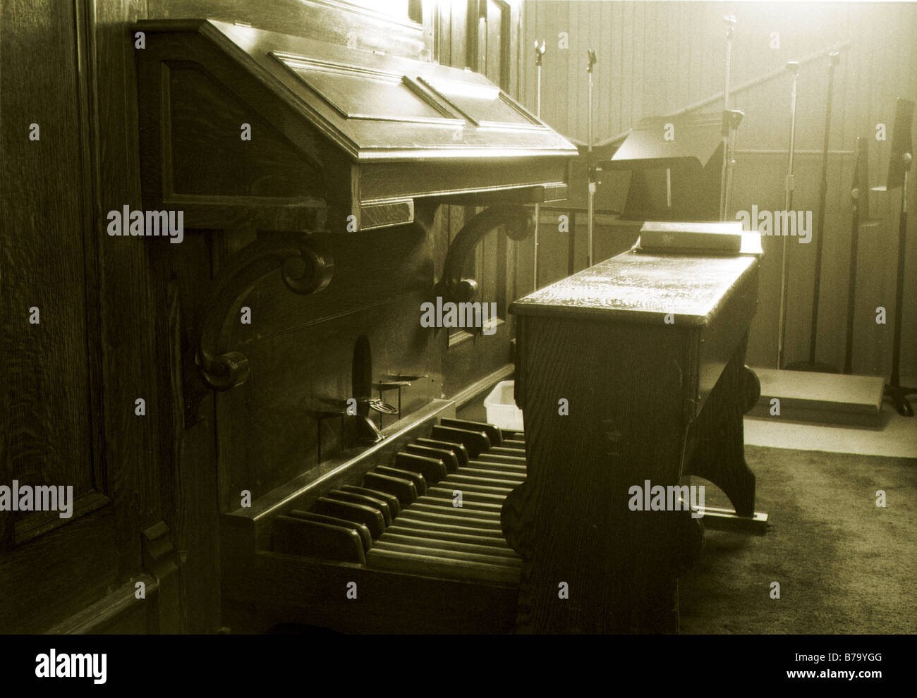Orgue d'église à la lumière de l'après-midi. Banque D'Images