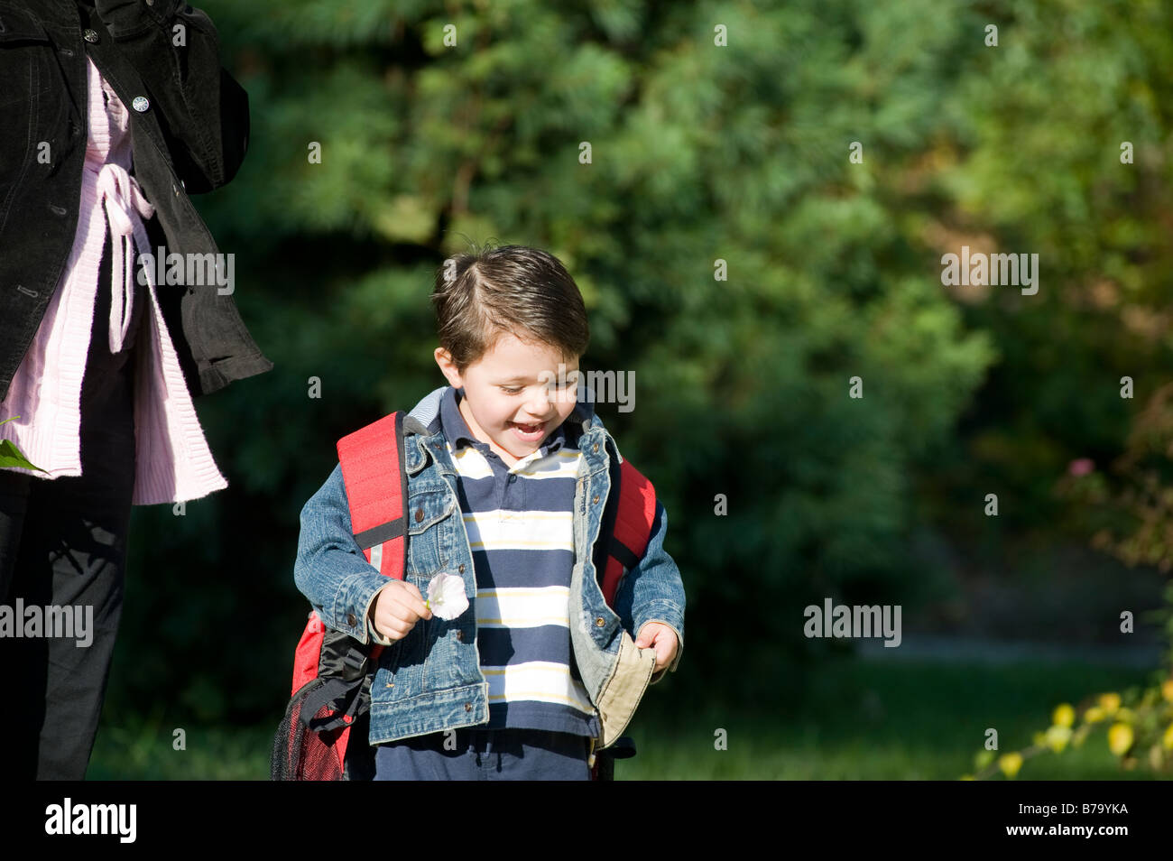 Portrait mère et fils de trois ans posent lors de sa première journée d'école. Banque D'Images