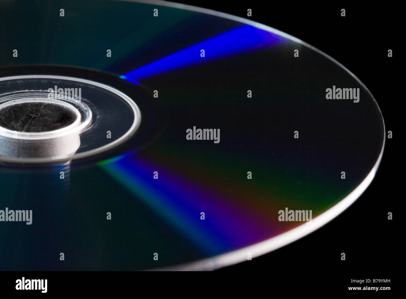 Gros plan d'une section d'un disque Blu-ray vierges avec rayons réfraction bleue sur fond noir Banque D'Images