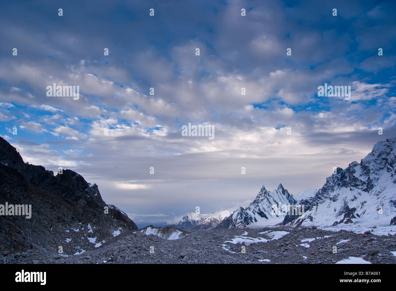 La montagne de granit spires avec de la neige sur le glacier de Biafo dans le Karakoram himalaya du Pakistan Banque D'Images