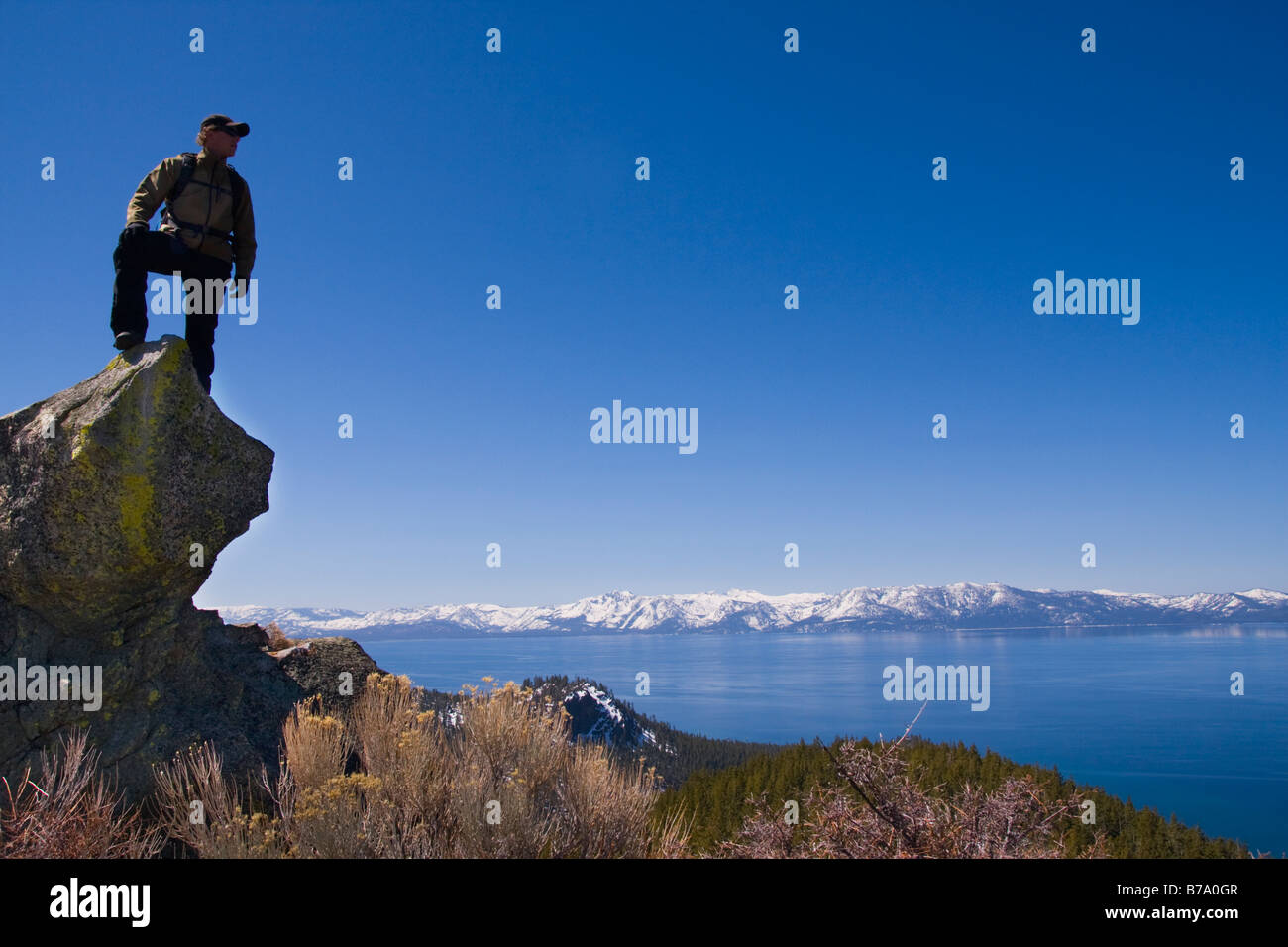 Un homme debout sur une falaise au-dessus du lac Tahoe dans le Nevada Banque D'Images