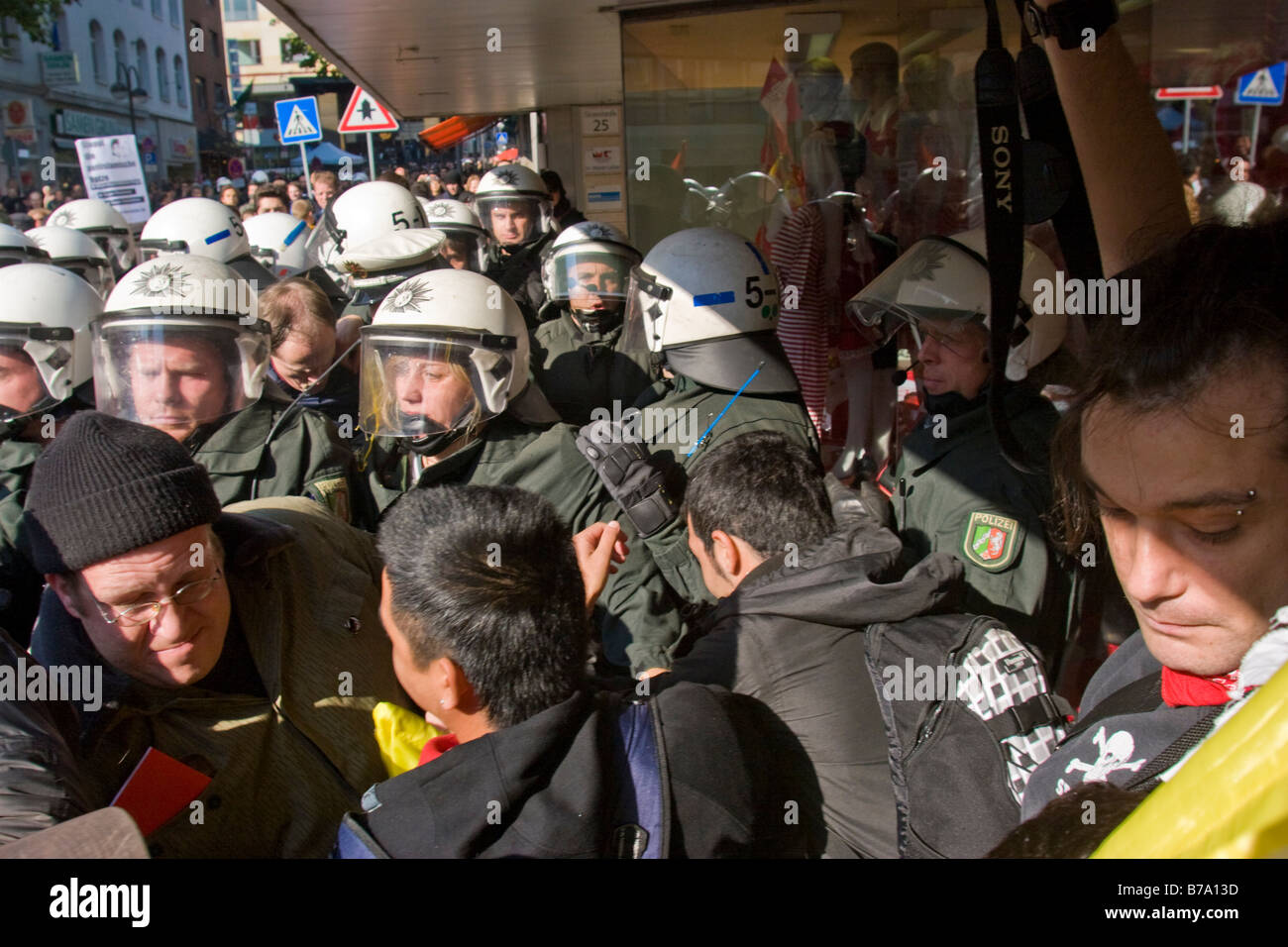 Nazi Anti Nazi manifestation contre la réunion de Cologne, Allemagne Banque D'Images
