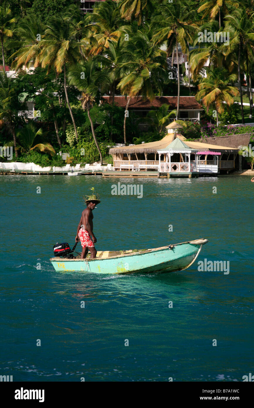 L'homme dans le bateau dans les eaux de Marigot Bay, Sainte-Lucie Banque D'Images