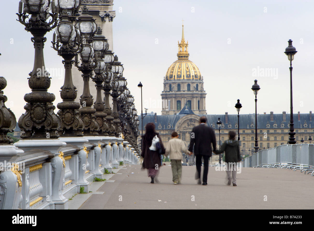 Paris - Pont Alexandre III et l'église et de la famille non valide Banque D'Images