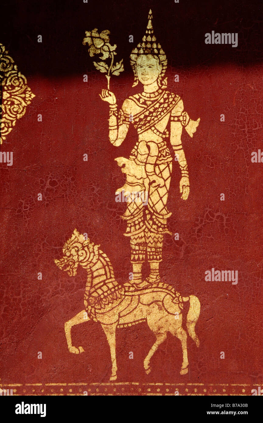 Couleur or buddist figure sur fond rouge, Tempel Wat Saen, Luang Prabang, Laos, Asie du Sud, Banque D'Images