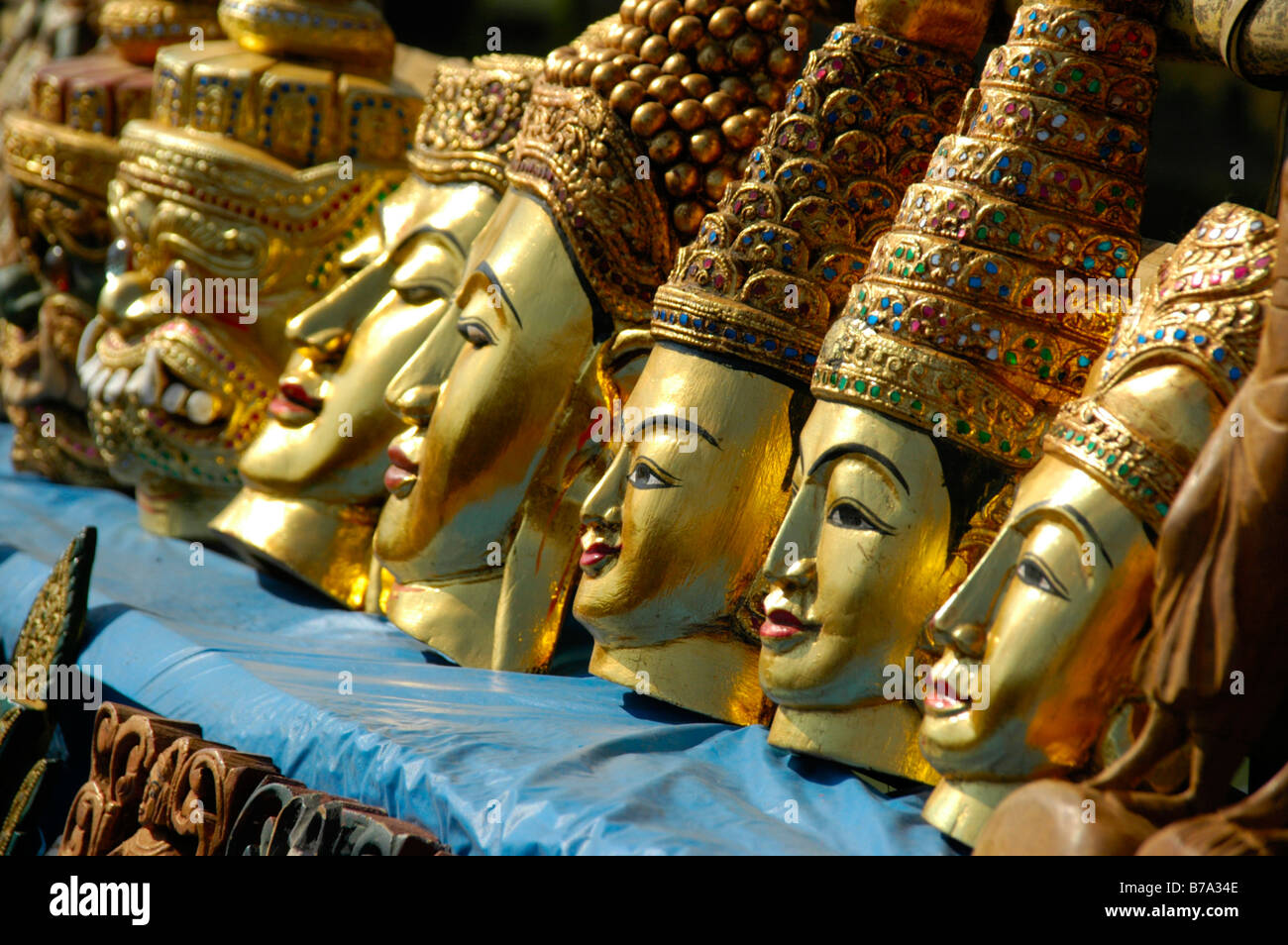 Souvenirs, rangée d'or masques peints sculptés dans du bois, Indein, lac Inle, l'État de Shan, Birmanie, Myanmar, en Asie du sud-est Banque D'Images