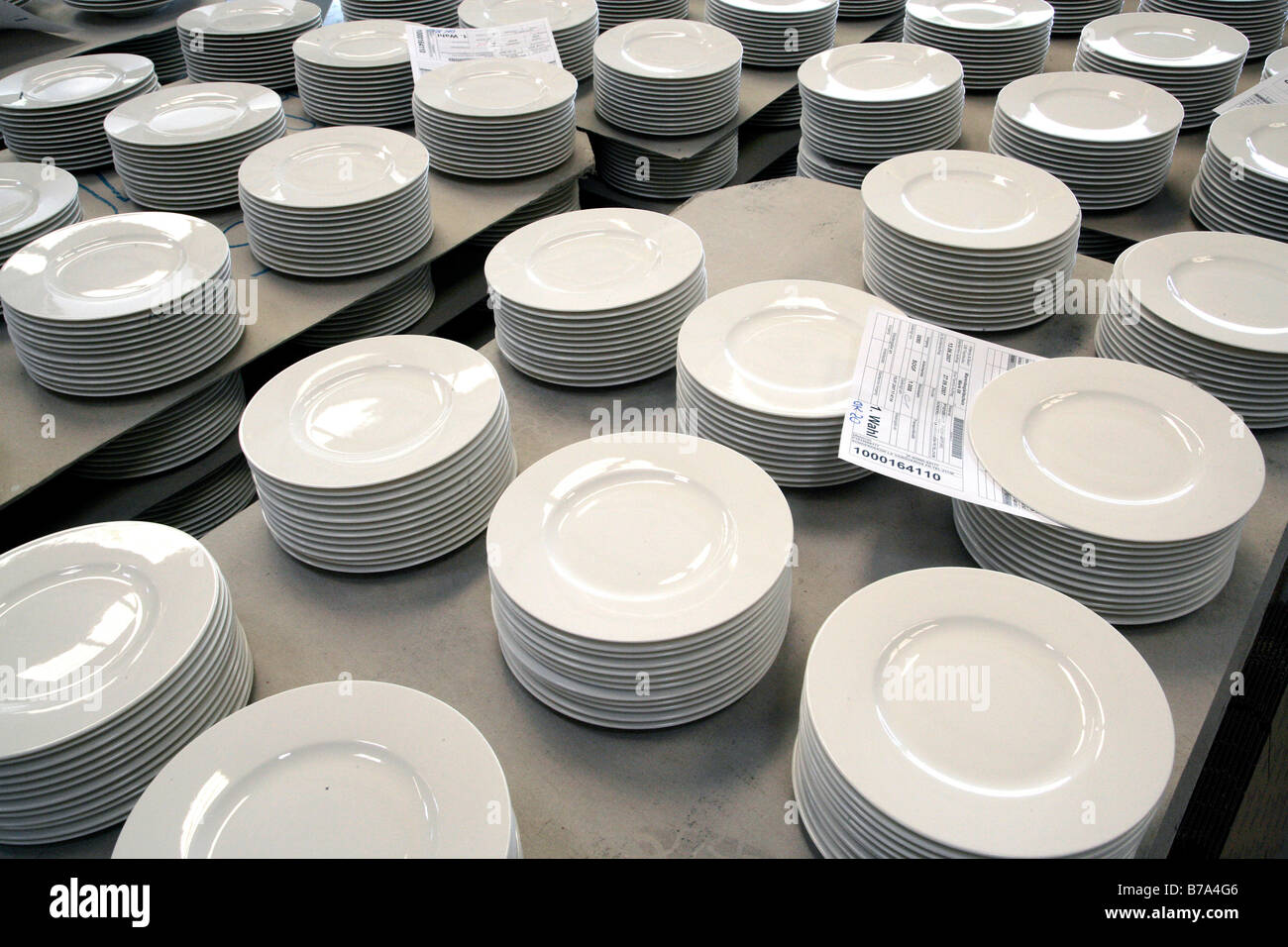 Les plaques dans l'entrepôt de la production, de la vaisselle Villeroy & Boch AG Faiencerie, Merzig, Sarre, Allemagne, Europe Banque D'Images
