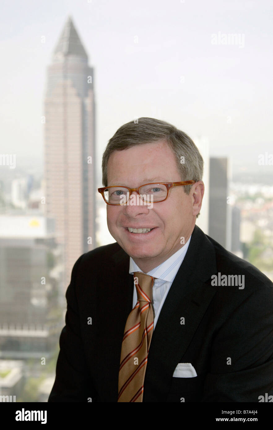 Wolfgang F. Driese, président du conseil de la DVB Bank AG, dans son bureau avec une vue sur le Frankfurter Messeturm skyscrap Banque D'Images