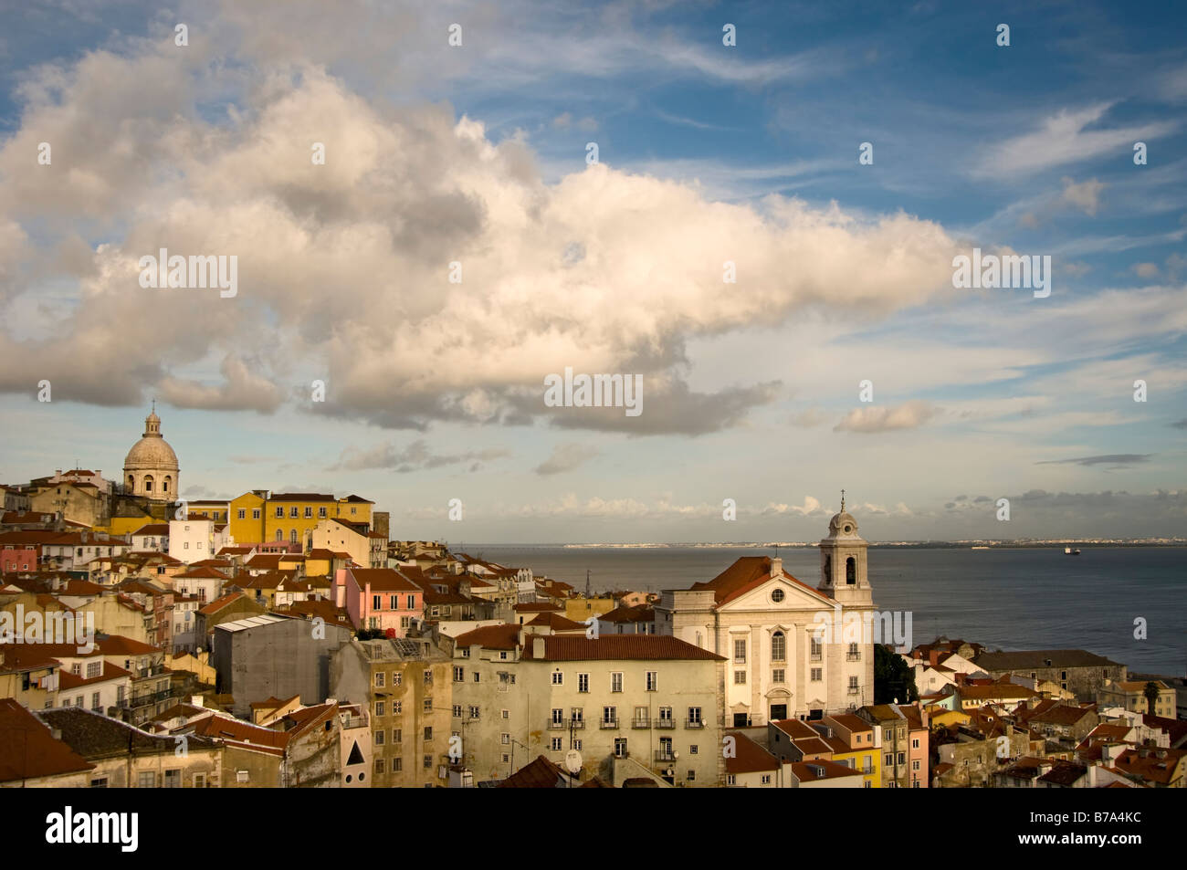 Lisbonne et l'église de San Miguel du point de vue de Sainte Lucie dans l'Alfama Banque D'Images