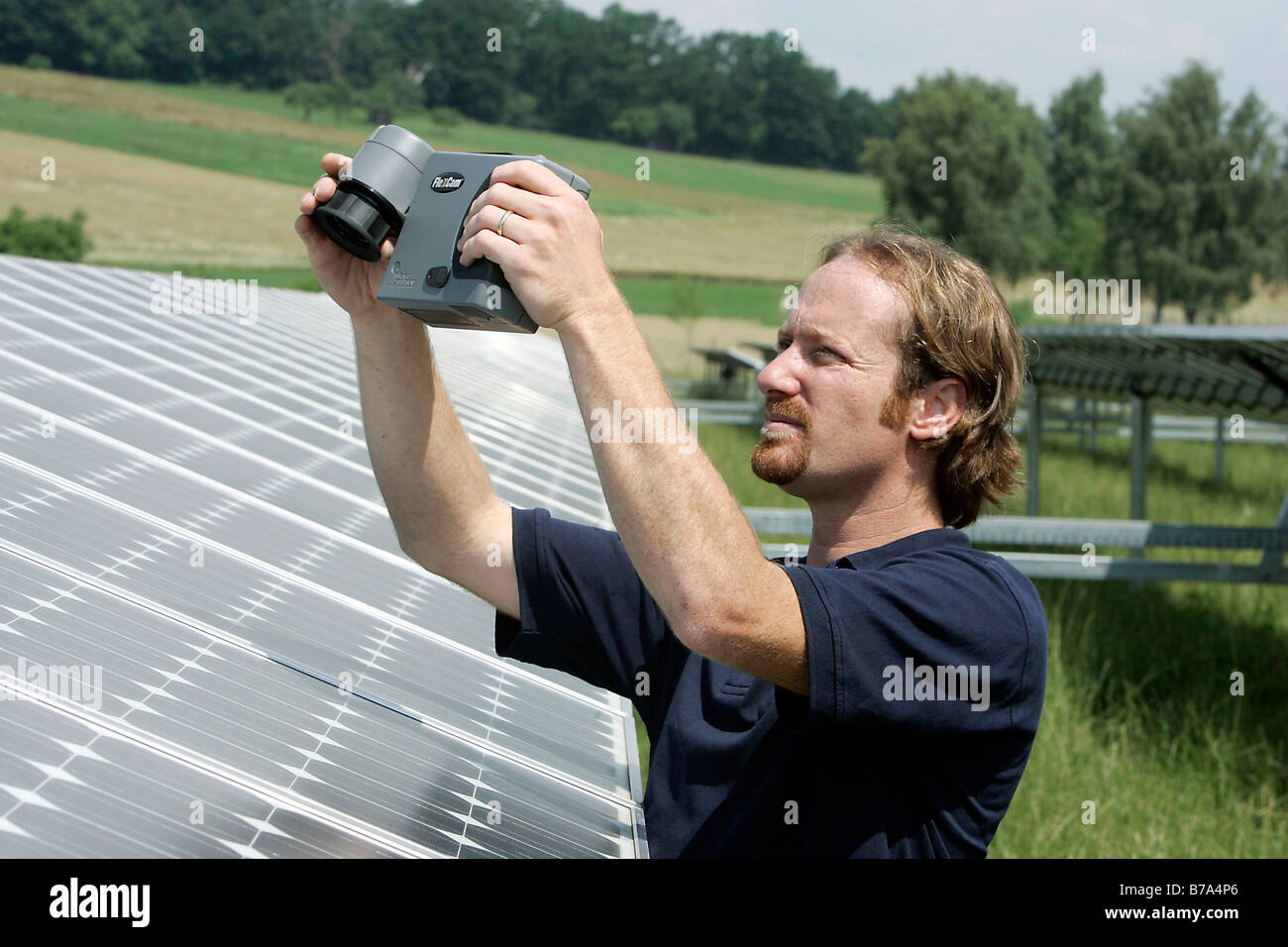 Le technicien Doug Felmann du Powerlight Company l'inspection des modules photovoltaïques en ce moment de la plus grande centrale photovoltaïque Banque D'Images