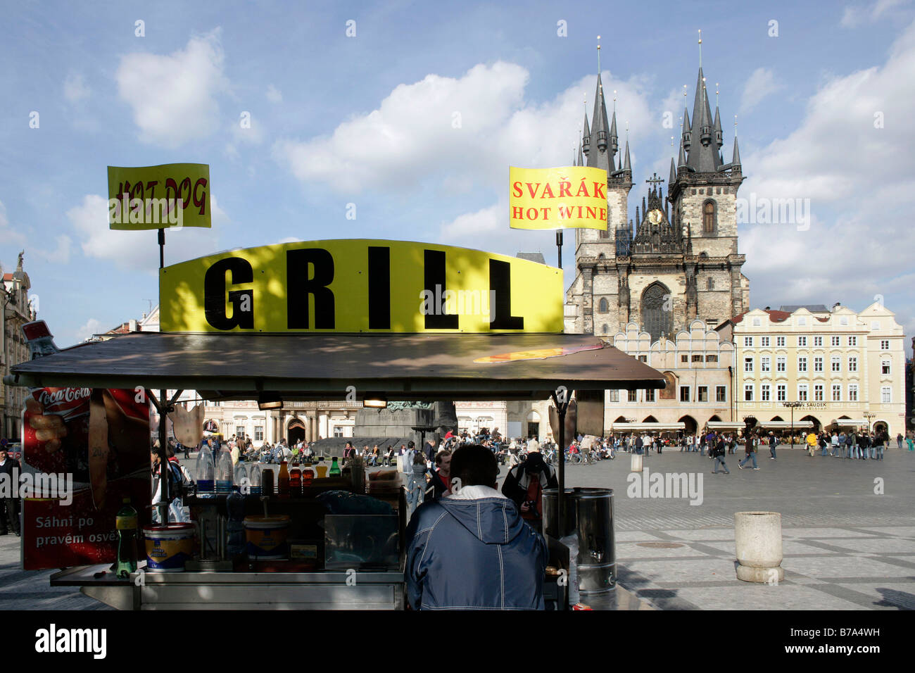 Snack-stall sur la place de la vieille ville et l'église Tyn à Prague, République Tchèque, Europe Banque D'Images