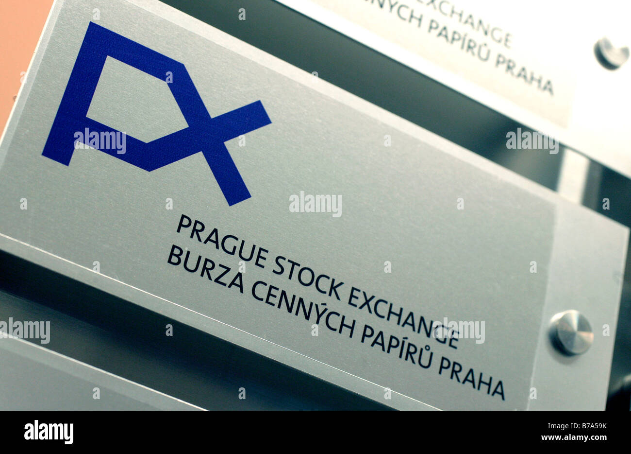 Signer avec logo dans le bâtiment de la Bourse de Prague ou PSE à Prague, République Tchèque, Europe Banque D'Images