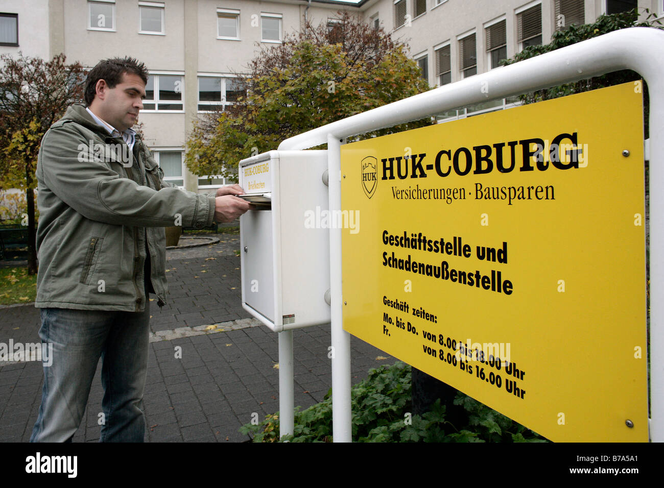 Client de HUK Coburg mettre une lettre dans la boîte aux lettres de l'Agence d'indemnisation Coburg HUK HUK, guanaco, Cobourg, Bavière, Allemagne Banque D'Images