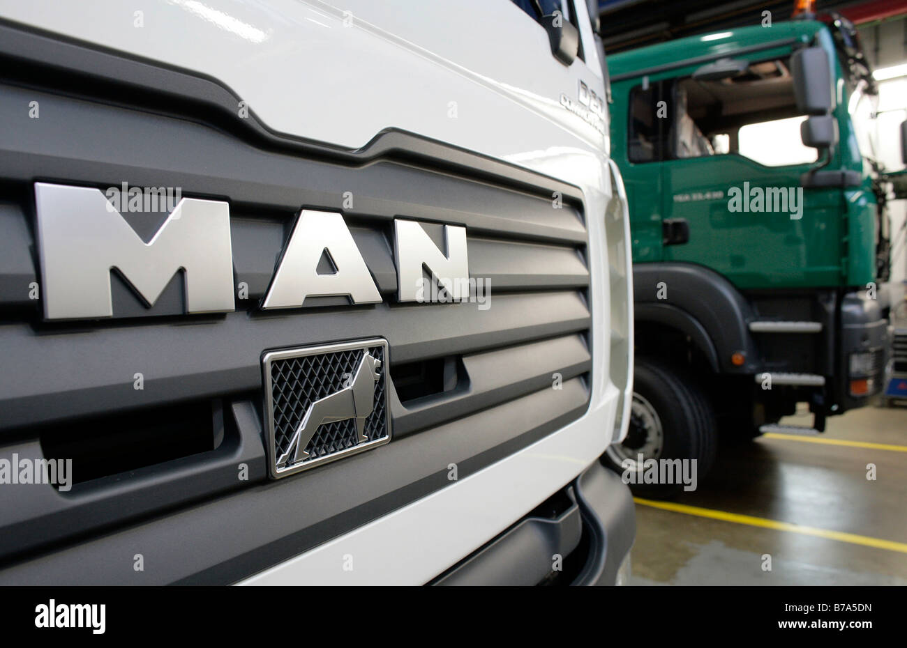 Logo de l'entreprise sur un camion's Grille, de la fabrication, de la production de véhicules commerciaux homme Corporation, Munich, Bavaria, Germany, Europe Banque D'Images