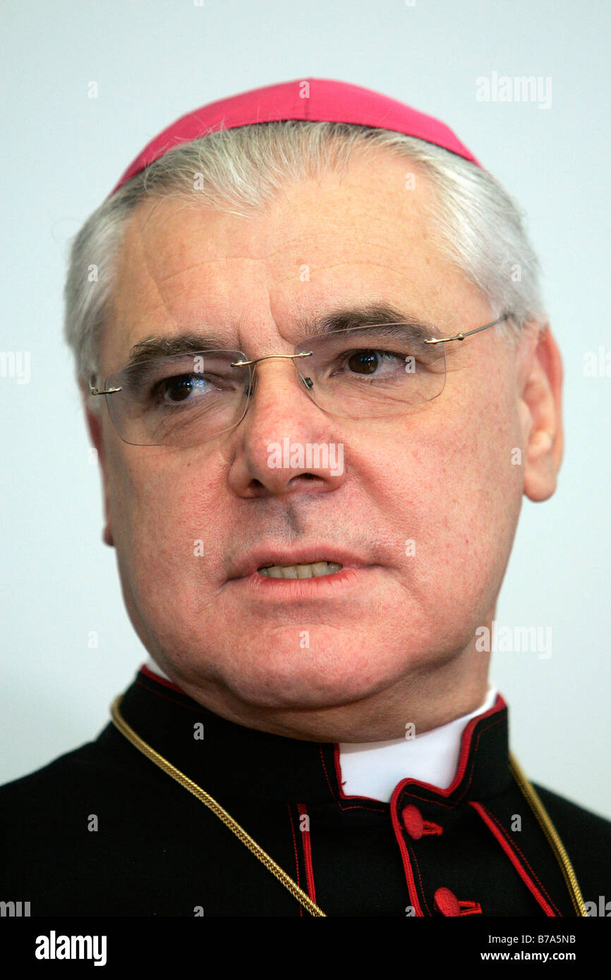 Mgr Gerhard Ludwig Müller, évêque de Ratisbonne et le diocèse de Ratisbonne, lors d'une conférence de presse le 08.12.2005 dans Regen Banque D'Images
