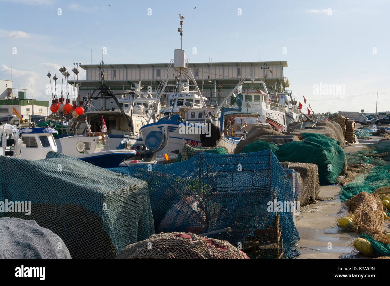La pêche commerciale espagnole bateaux amarrés à quai dans le port de Garrucha Almeria Espagne Banque D'Images