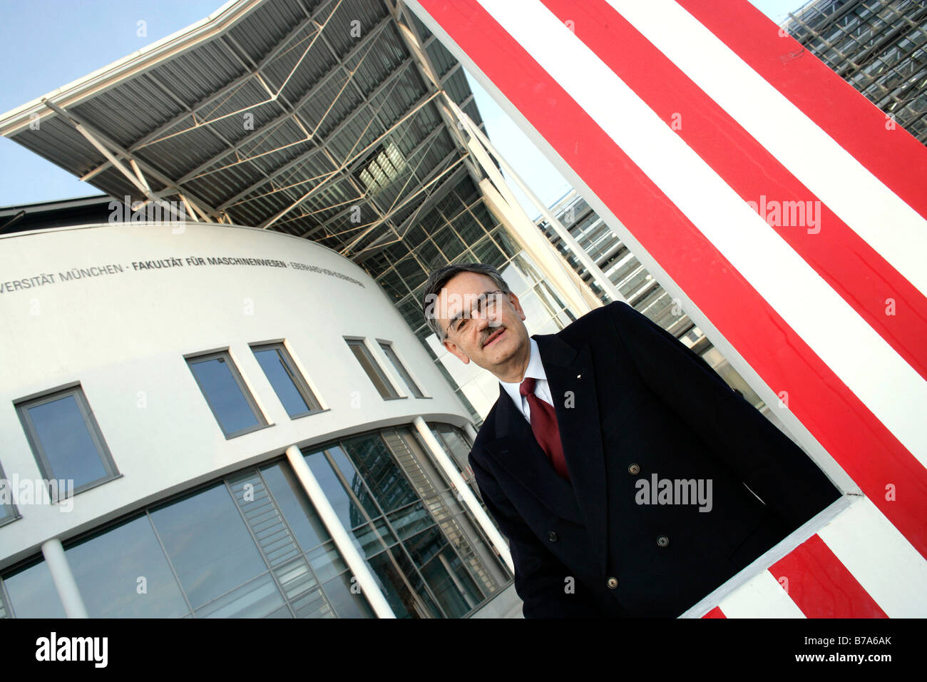 Le professeur Wolfgang A. Herrmann, Président de l'Université technique de Munich, en face de la faculté pour l'engi mécanique Banque D'Images