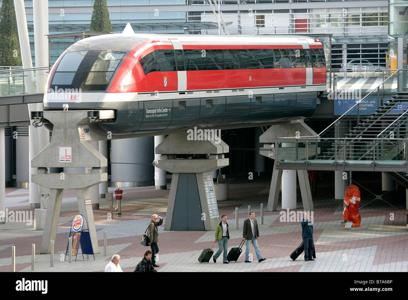 À vrai Transrapid original TR8 modèle à l'aéroport Franz-Josef-Strauss de Munich entre les bornes 1 et 2 à Munich, Bavière, G Banque D'Images