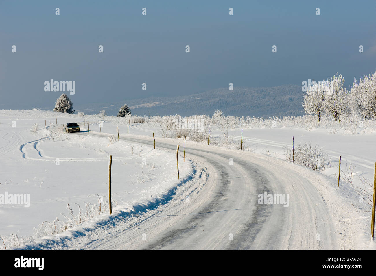 Route de campagne sinueuse et paysage rural couvertes de neige Montagnes Tatra Région Podhale Pologne Banque D'Images