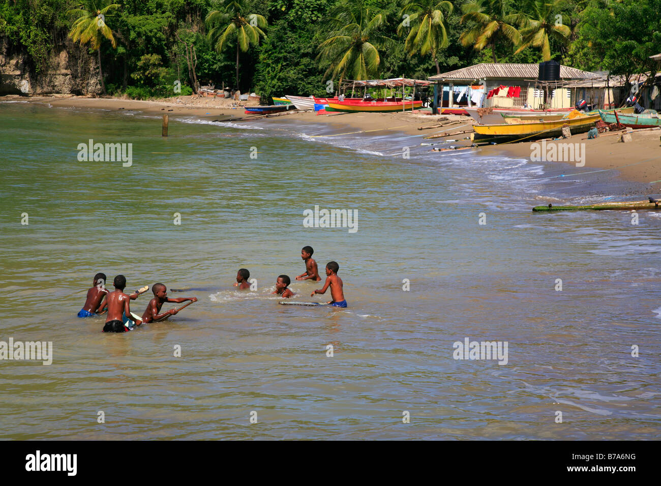 Enfants jouant dans la mer à Sainte-Lucie Banque D'Images