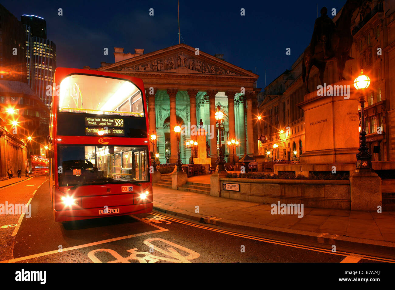 Double-decker, Royal Exchange dans la Threadneedle Street la nuit à Londres, Angleterre, Grande-Bretagne, Europe Banque D'Images