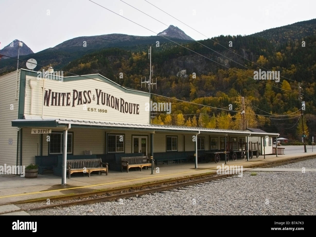 Quartier historique de White Pass & Yukon Route gare, couleurs d'automne, l'or du Klondike, Skagway, Alaska, USA, Amérique du Nord Banque D'Images