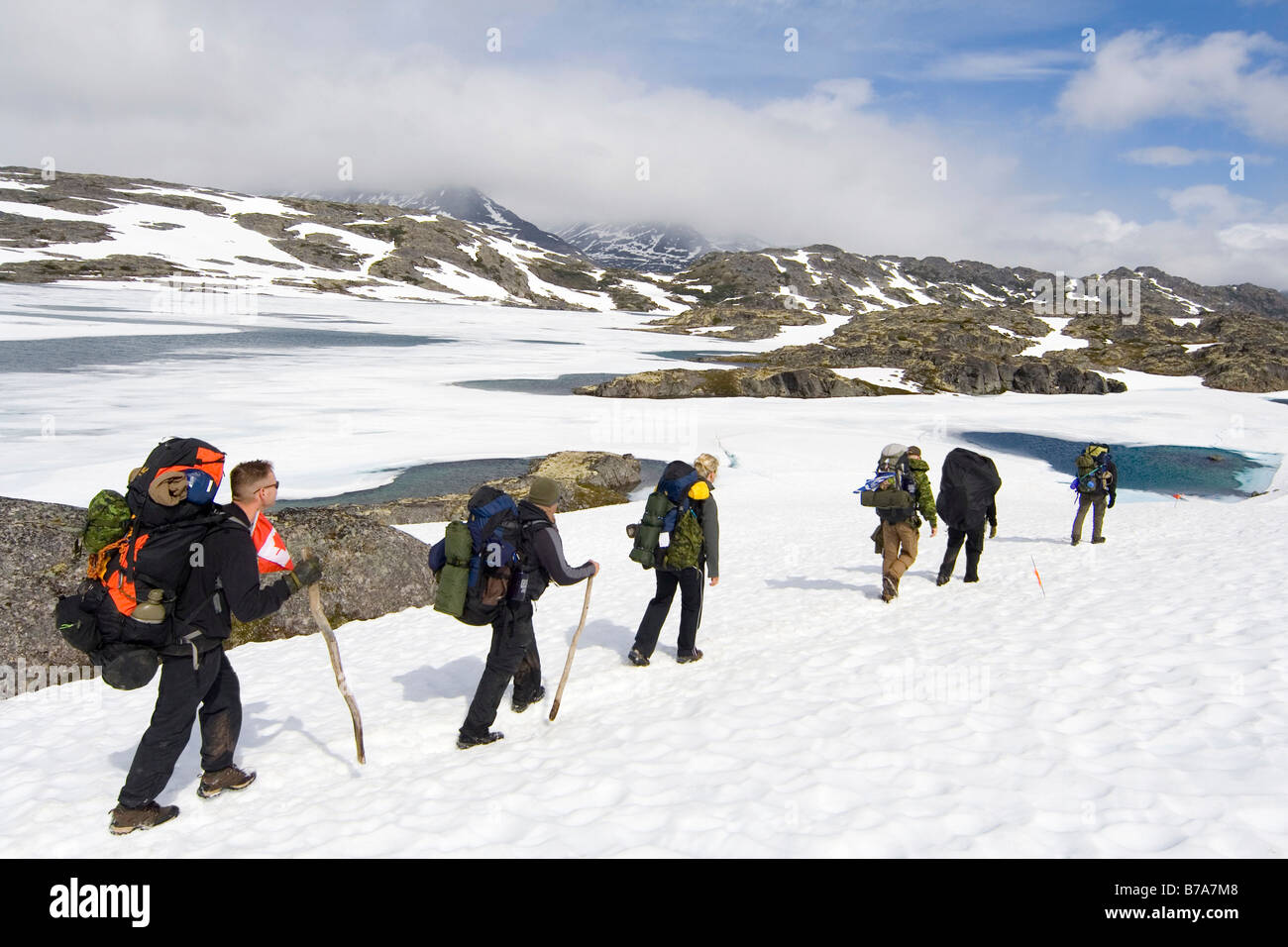 Groupe d'alpinistes, le lac du cratère en arrière-plan, le col Chilkoot/Trail, l'or du Klondike, en Colombie-Britannique (C.-B.), Canada, un du Nord Banque D'Images