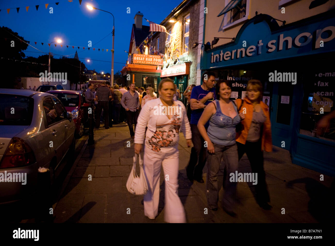 Lisdoonvarna Matchmaking festival. Festivaliers sur la rue principale de nuit. Banque D'Images