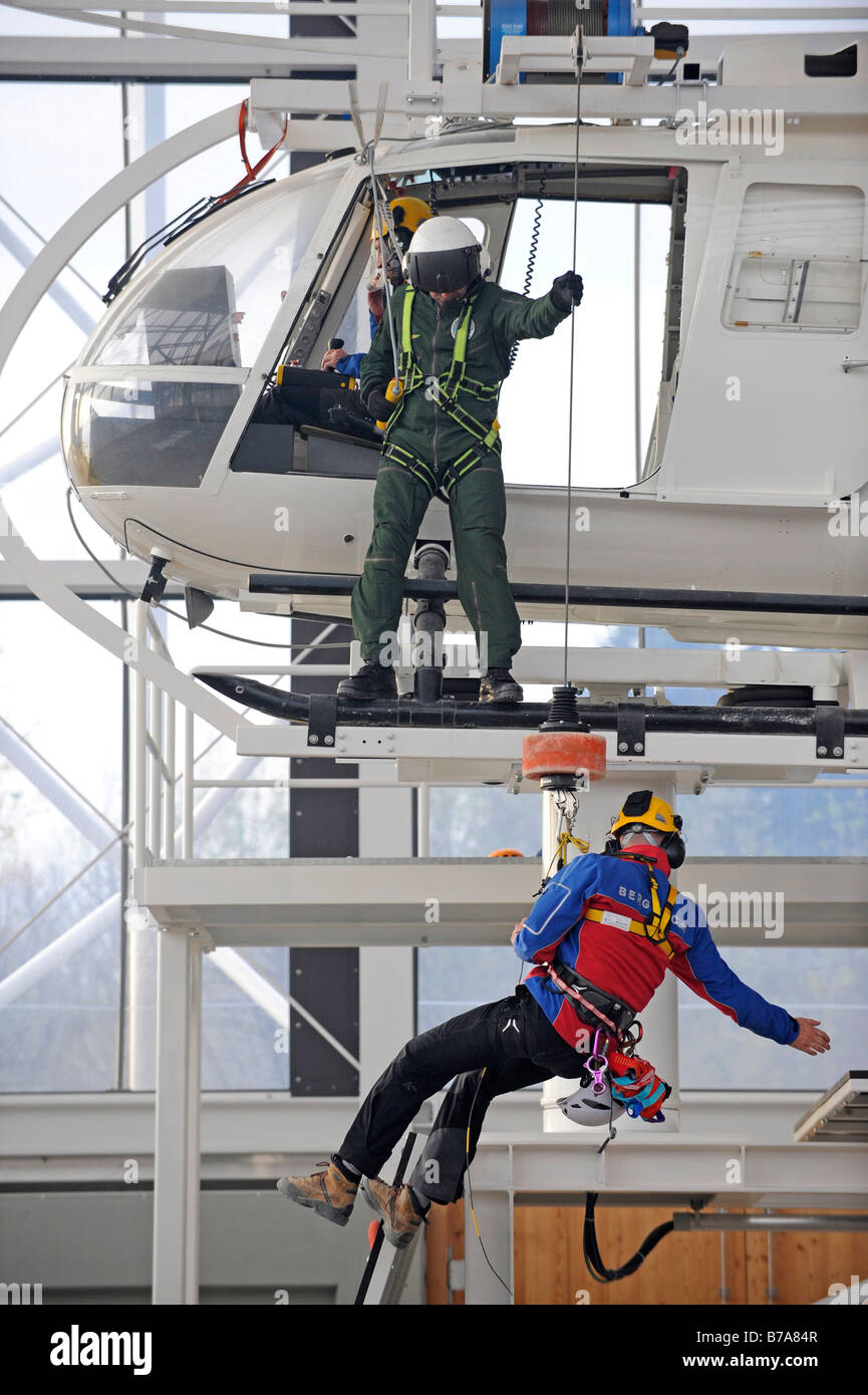 Dans un exercice de sauvetage de simulateur d'hélicoptère de sauvetage en montagne le centre de services pour la sécurité et la formation de Bad Toelz, Bavière, Allemagne Banque D'Images