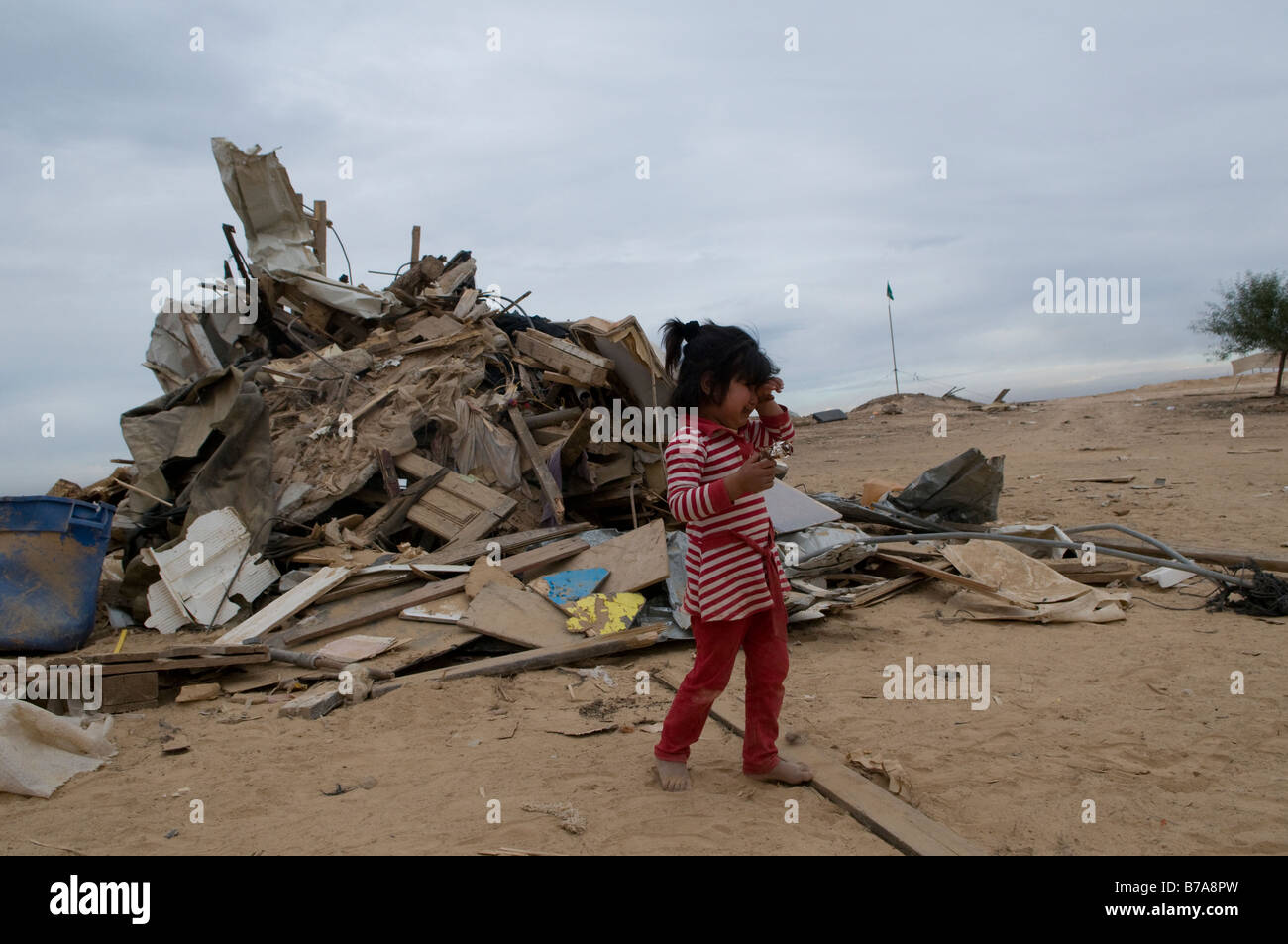 Au milieu des cris de fille bédouine ruine de démoli la maison rasée par les autorités israéliennes à Abdallah Al Atrash village bédouin non reconnu dans le désert du Néguev, Israël Banque D'Images