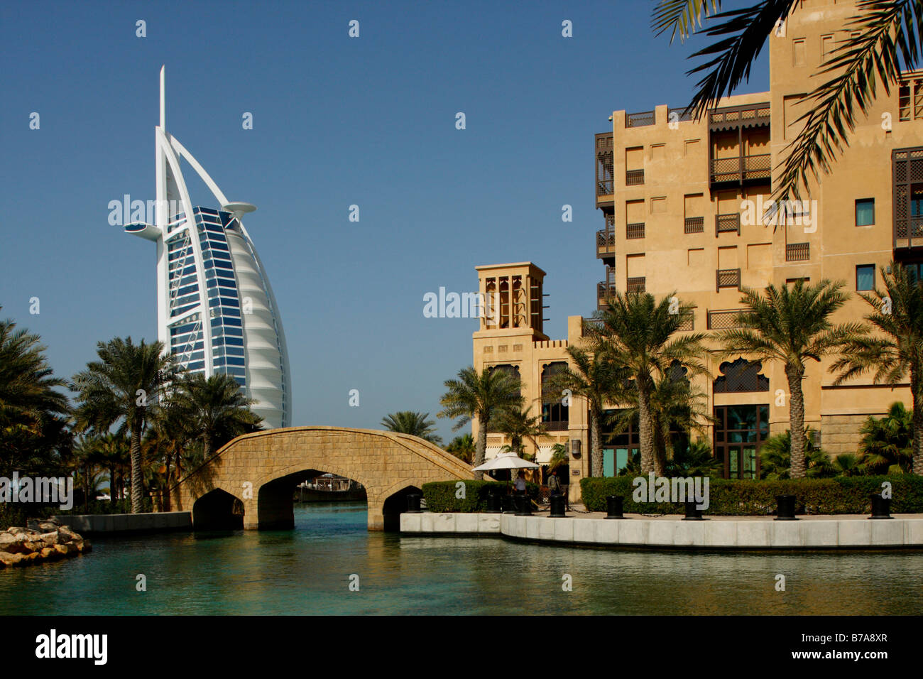Madinat Jumeirah avec hôtel Burj Al Arab, Dubaï, Émirats arabes unis, Moyen Orient Banque D'Images