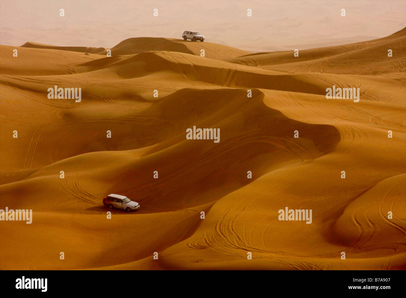 Véhicules sur les dunes de sable, safari dans le désert, Dubaï, Émirats arabes unis, Moyen Orient Banque D'Images