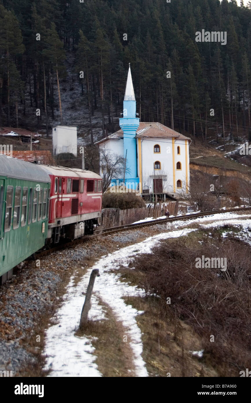 Narrow Gauge train passing une mosquée de Sofia, Bulgarie. Banque D'Images