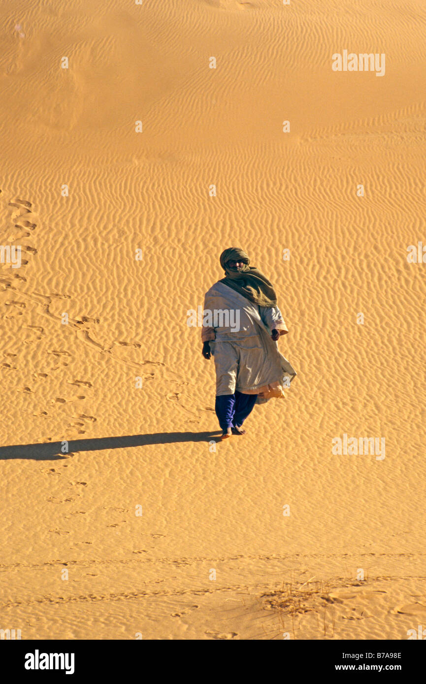 Man Walking down touareg une dune Banque D'Images