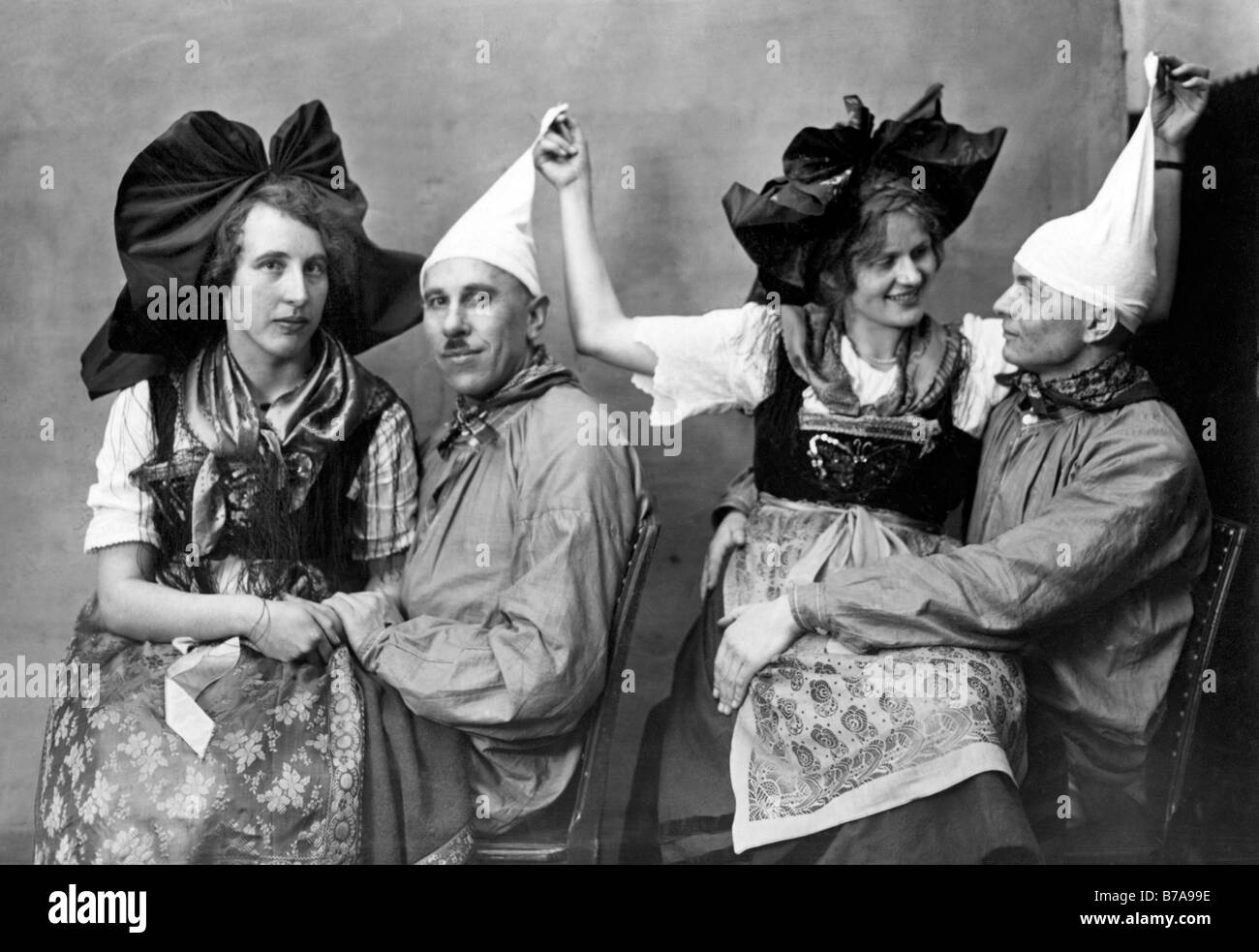 Photo historique, costume national, groupe ca. 1920 Banque D'Images