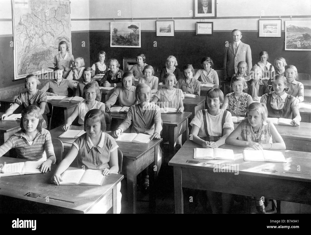 Photo d'époque, les filles de la classe de l'école, ca. 1920 Banque D'Images