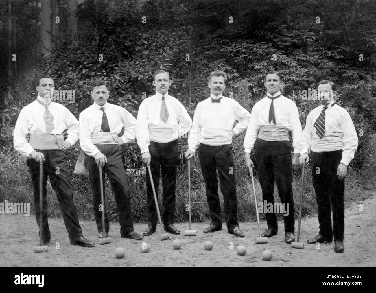 Photo historique, les hommes à jouer au cricket, ca. 1920 Banque D'Images