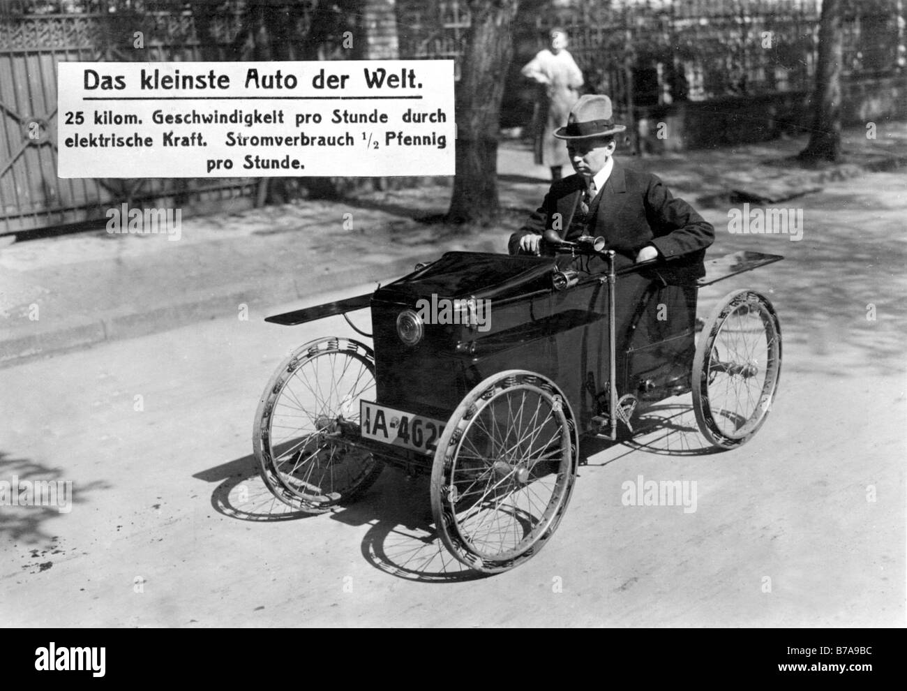 Photo historique, la plus petite voiture au monde, ca. 1912 Banque D'Images