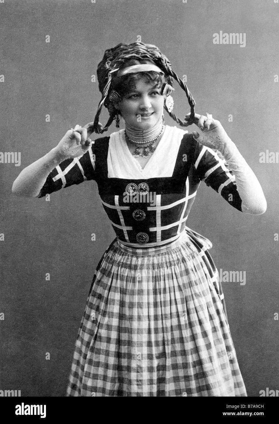 Photo historique, woman wearing hat panier comme parodie, sur la mode, ca. 1910 Banque D'Images