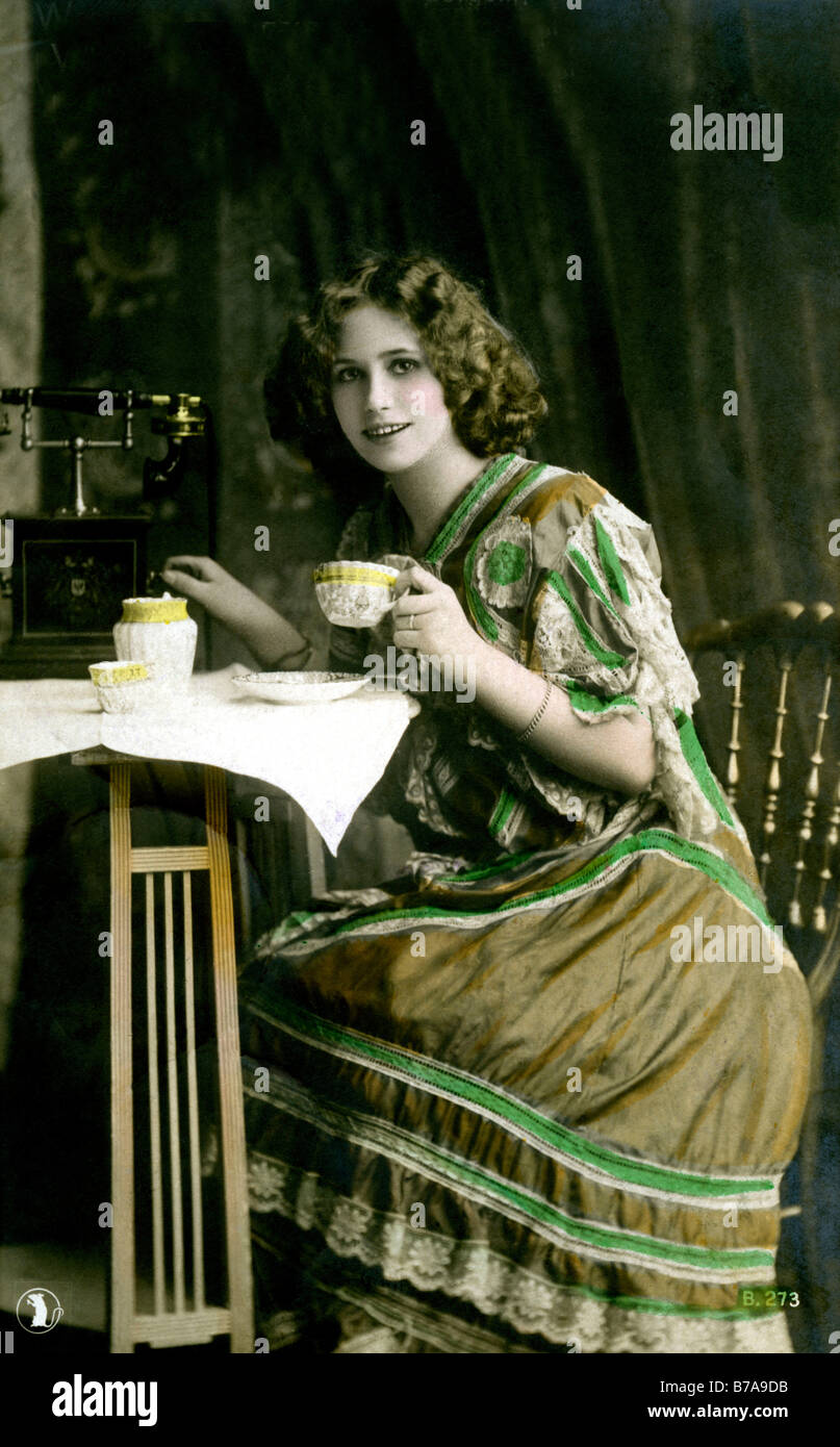 Photo historique, femme à boire le thé, ca. 1910 Banque D'Images